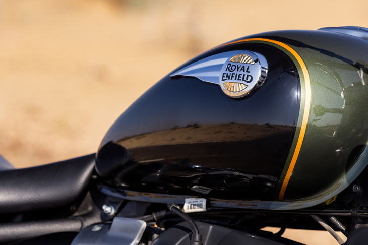 ロイヤルエンフィールドのエンブレムが貼られたクラシックな燃料タンク。15.7リッターの容量を備えている。