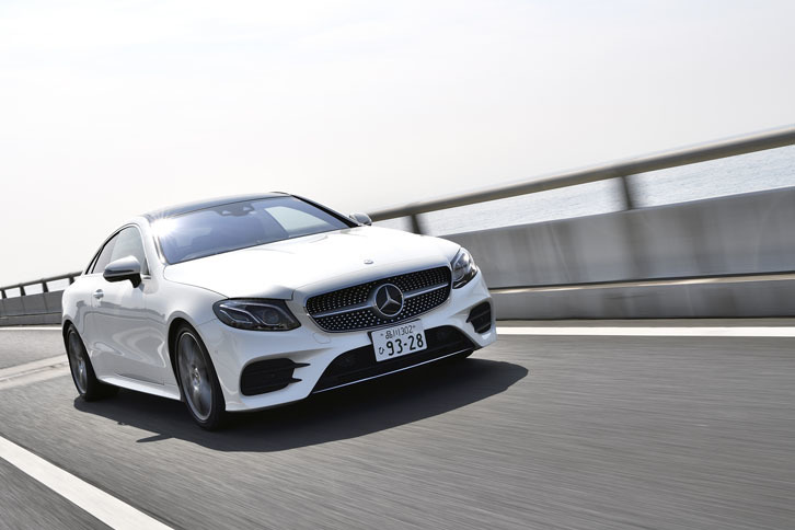 「E300」（欧州仕様）の動力性能は0-100km/h加速が6.4秒で、最高速は250km/h（速度リミッター作動）。