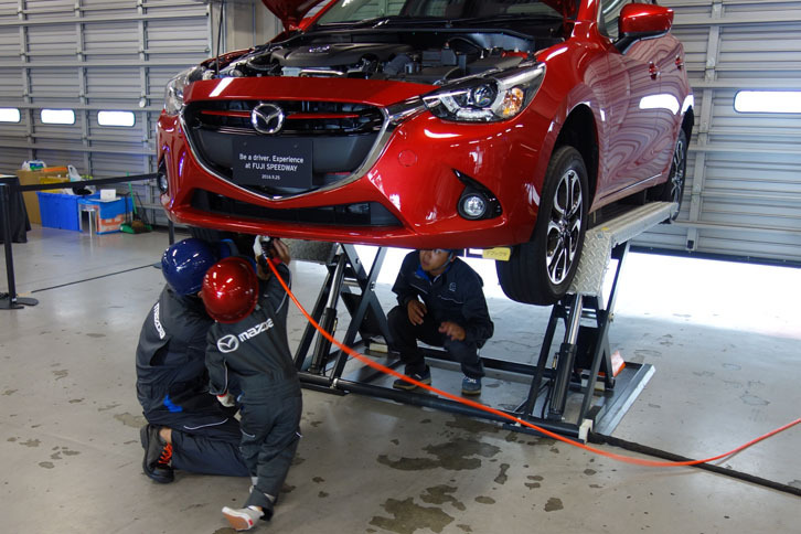 【整備・塗装職業体験】子供サイズのつなぎがイカしてる！