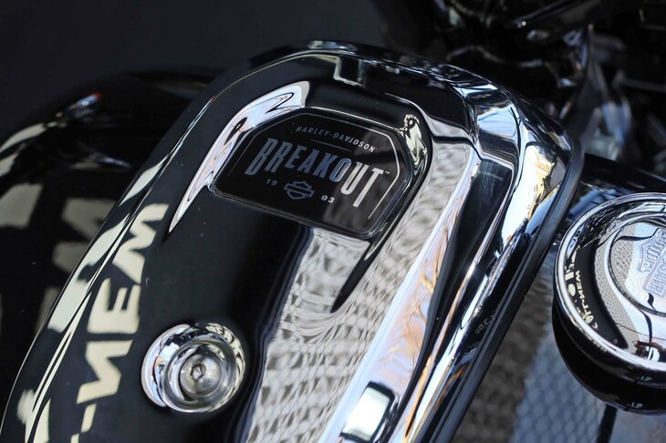 ハーレーダビッドソン・ブレイクアウト（タンクパネル）