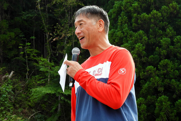 ヒルクライムコンテストの司会・解説を務めたのは、モーターサイクルジャーナリストの松井 勉さんだった。