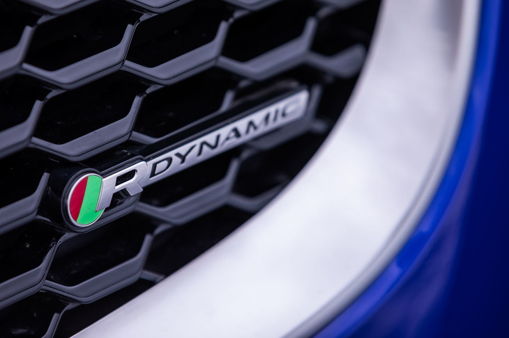 「F-TYPE」にも設定されているスポーティーグレード「R-DYNAMIC」で共通のエンブレム。「E-PACE」では、ガソリン／ディーゼルを問わず、すべてのエンジンラインナップに同仕様が用意されている。