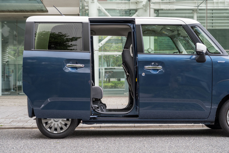 「スペーシア」と同等の開口スペースを持つスライドドア。「ハイブリッドX／S」に備わる両側パワースライドドアには、予約ロック機能も備わっている。