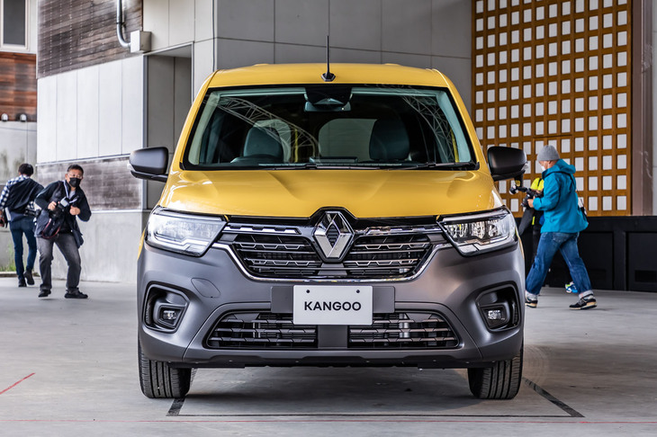 新型「カングー」のフロントフェイス。イエローのボディーカラーとブラック仕上げバンパーのコンビネーションが採用されるのは、日本仕様のみとアナウンスされた。