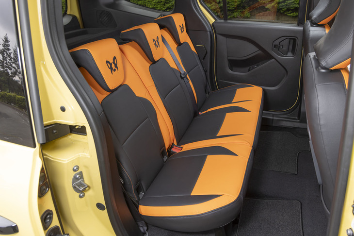 オレンジとブラックのカラーリングが後席も華やかに彩ってくれる。前席も含めてすべてのシートにフレンチブルドッグのアイコンが描かれる。