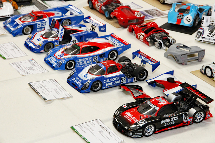 イベントを主催する日産オートモーティブテクノロジーモデラーズクラブのメンバーによる、2018年にハセガワからリリースされた1/24「日産R91CP」（手前から2台目）をはじめとする日産のプロトタイプスポーツ群。