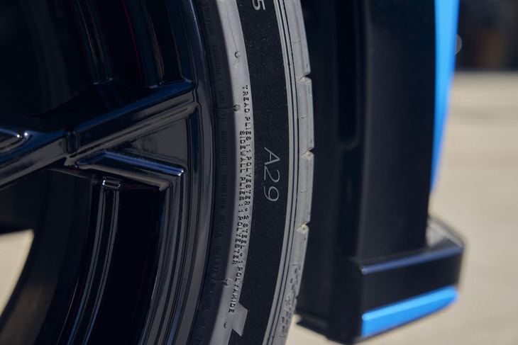 タイヤはミシュランの「パイロットスポーツ5 S」。専用開発を示す「A29」ロゴ入りだ。