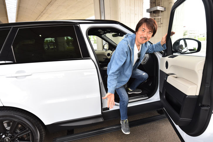 乗り降りは、ドアを開けるたびに自動で展開する「パワーサイドステップ」がサポート。不用であれば、任意にスイッチを切ることもできる。