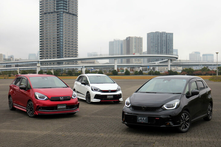 「ホンダ・フィットe:HEV RS ホンダアクセス用品装着車」（写真向かって右）と、「フィットe:HEV RS 無限パーツ装着車」（中央）、「フィット リュクス 無限パーツ装着車」（写真向かって左）。