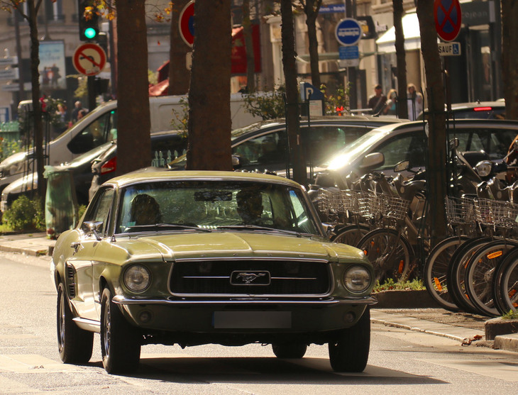 『男と女』を思いながらサン=ラザール駅を後にした帰り道、偶然にも劇中車と同型の初代「フォード・マスタング」がやってきた。