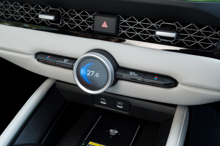 ひとつのダイヤルで複数の機能が操作できるという「エクスペリエンスセレクションダイヤル」だが、実際には、ほとんどエアコンのコントローラーとして使うのみである。