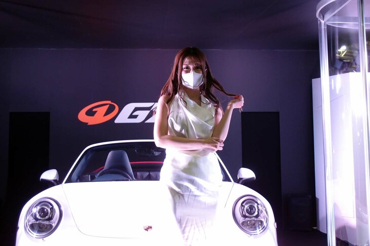 ソフト99のカーコーティングが施された「ポルシェ911カレラ」と、ブースを彩るコンパニオン。