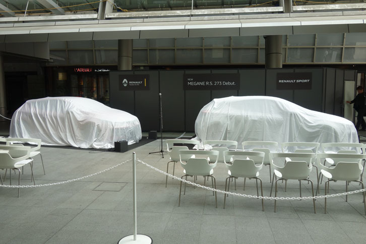 アンベールを待つ2台のクルマ。