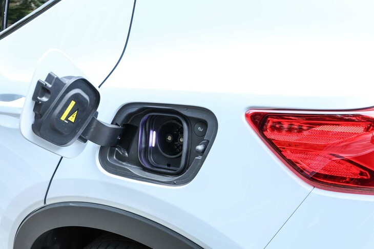 給電口は車体左側に配置される。リア（写真）が急速充電用で、フロントが普通充電用となる。