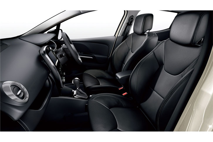 「ルノー・ルーテシア アイコニック」のインテリア。ヒーター付きの専用レザーシートが装着される。