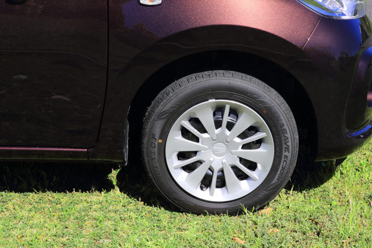 オプションを除くとアルミホイールが装備されるのは「X“GパッケージSA II”」と「シルク」の「GパッケージSA II」のみ。その他のグレードはスチールホイールとフルホイールキャップの組み合わせとなる。