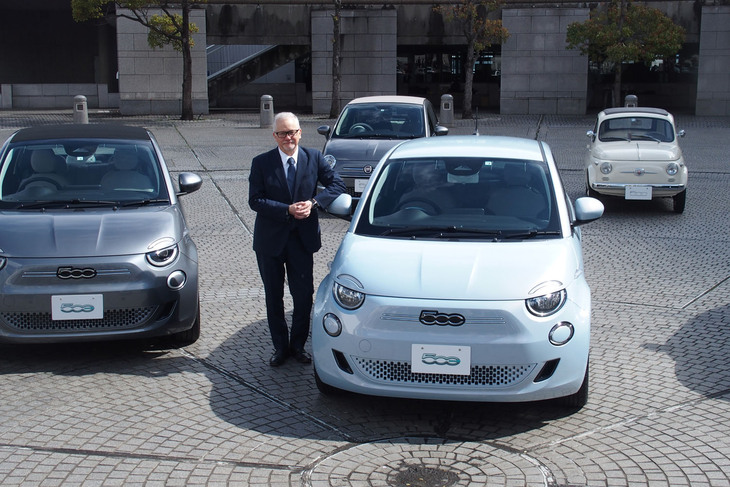 「フィアット500e」の発表会場で、導入車両の概要を紹介したステランティス ジャパンのポンタス・ヘグストロム代表取締役兼CEO。