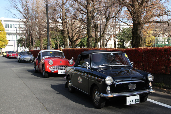ゴールである谷保第三公園への入場を待つ参加車両。手前から「アウトビアンキ・ビアンキーナ カブリオレ」「トライアンフTR3」「トヨタ・スポーツ800」など。