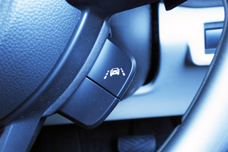 スズキ・スイフト ハイブリッドMZ（ステアリングスイッチ）