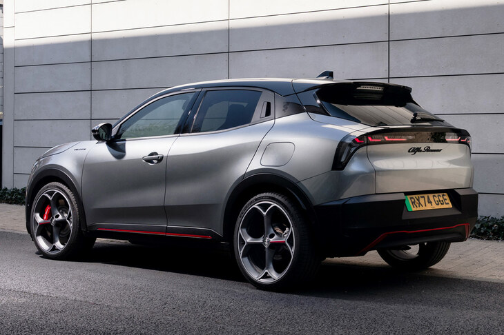 電気自動車（BEV）とエンジン搭載車が用意されるのは、兄弟車の「フィアット600」「ジープ・アベンジャー」と同じだ。