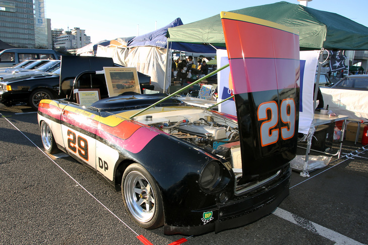 これも老舗の常連クラブである「SP／SRオーナーズクラブ」。展示車両は1968年「ダットサン・スポーツ2000」（SRL311、日本名「フェアレディ2000」の北米仕様）のレーシング。1972年のSCCA（スポーツカー・クラブ・アメリカ）のDPクラスのチャンピオンマシンという。