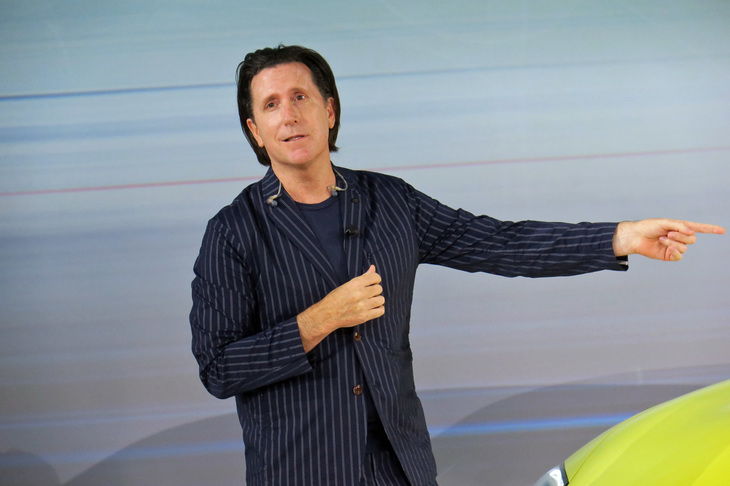 1970年代に初めて初代「フェアレディZ」を見た時の衝撃を語る、グローバルデザイン担当専務執行役員のアルフォンソ・アルバイサ氏。