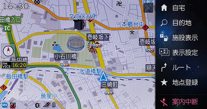 メニューを呼び出しても画面いっぱいに広がらず地図を残した状態で操作ができる。