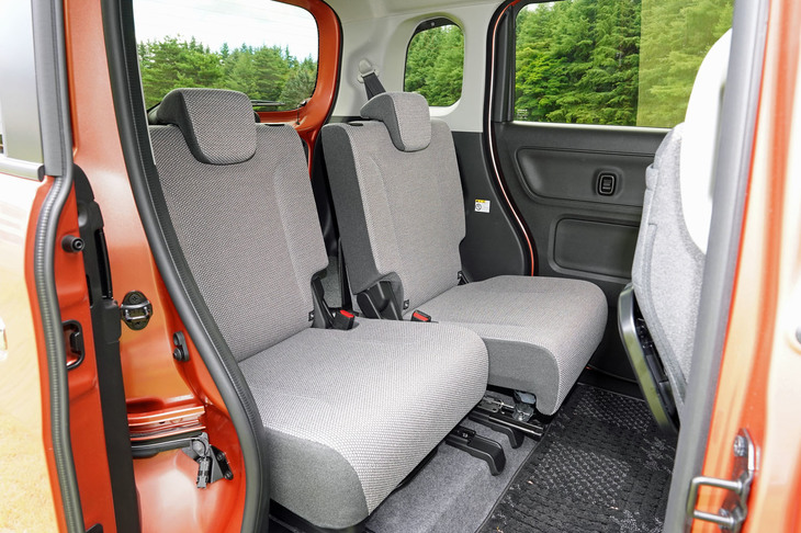 リアシートは50：50の分割式。座面のスライドと背もたれのリクライニングを左右個別にできる。