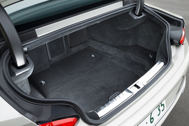 トランクスペースは358リッターを確保。長尺物も収容可能なスキートンネルも採用した。