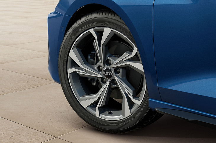 5Yスポークデザイン18インチアルミホイール（グラファイトグレーポリッシュ仕上げ）