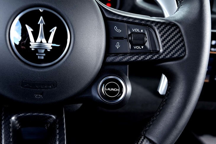 ステアリングホイールのセンター右下には、ローンチコントロールのスイッチが配置されている。