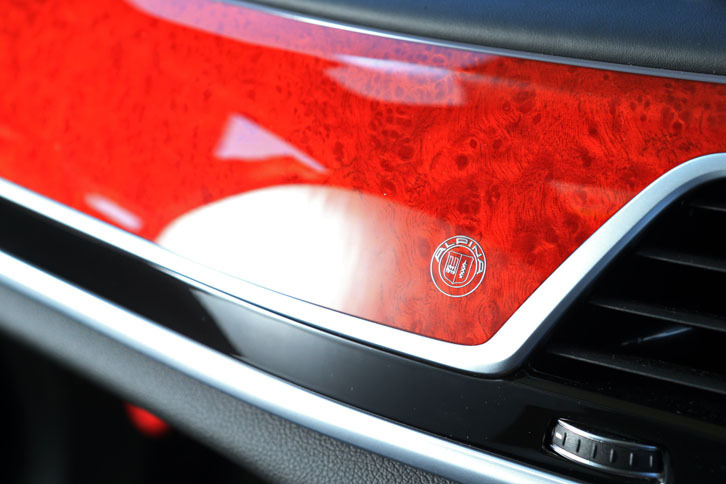 インテリアトリムのペイントワーク、シートカラーや仕上げなど、インテリアのカスタマイズの幅が広いのもアルピナの特長。