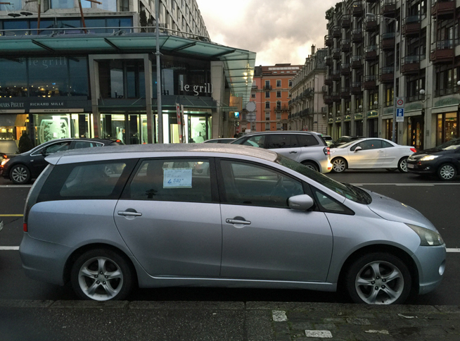 街なかで見つけた「売りたし」その2。7人乗りの2006年「三菱グランディス ターボディーゼル」は4500スイスフラン（約51万円）。