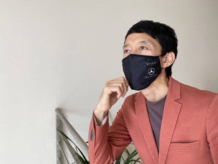 【写真B】2021年6月、あるメーカー認定サービスセンターでもらったマスク。左はメルセデス・ベンツ。