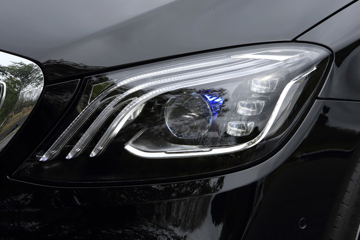 ブルーの差し色が添えられる「マルチビームLEDヘッドライト」。コーナリングライトやポジショニングライトもおさまる。