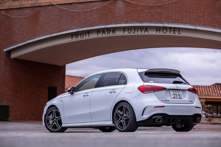 「AMG A35 4MATIC」は、ボディーサイズ＝全長×全幅×全高＝4440×1800×1410mm、ホイールベース＝2730mm、車重＝1590kgと発表されている。