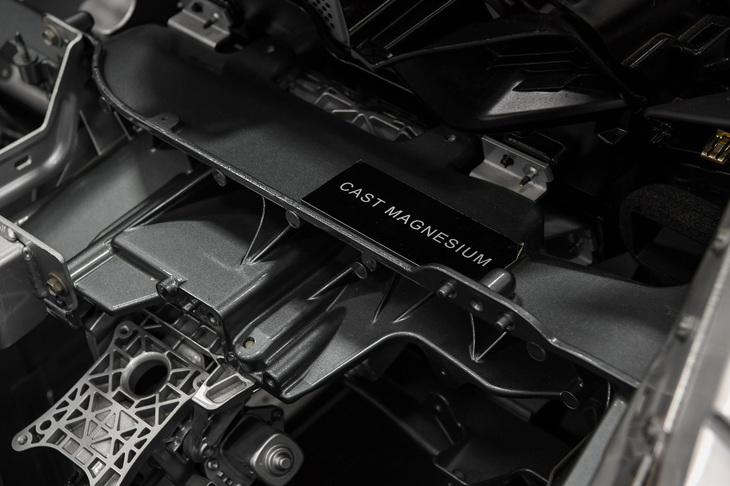 フロアボードやスカットルなどには、マグネシウムやカーボンファイバーを採用。剛性アップと軽量化を図っている。