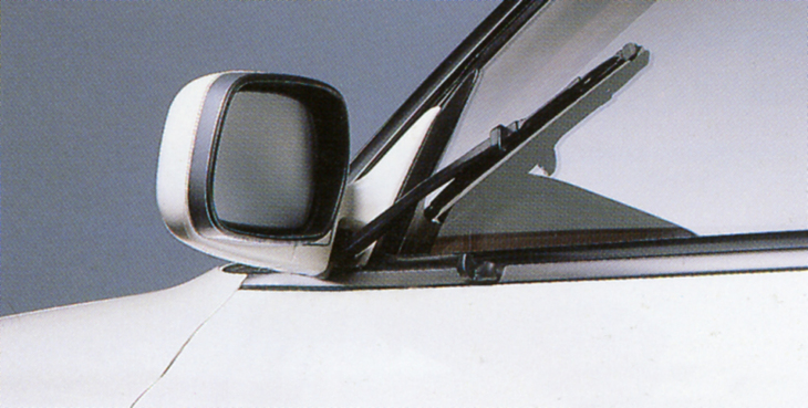 1988年「トヨタ・マークII／チェイサー／クレスタ」に導入された世界初にして最後となったサイドウィンドウワイパー。なんとウオッシャーまで備えていた。