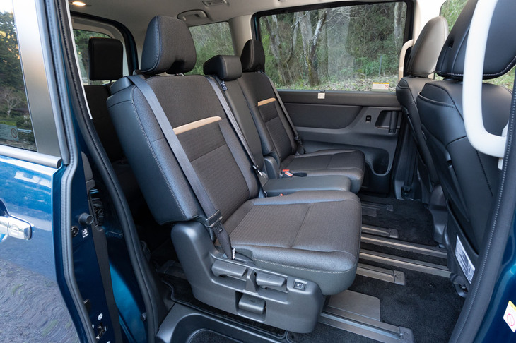 2列目シートは、前後左右のスライド調整機構と「スマートマルチセンターシート」により、多彩なアレンジが可能。左右席を内側に寄せると、足を伸ばしてくつろげるほどシートを後方までスライドさせられる。