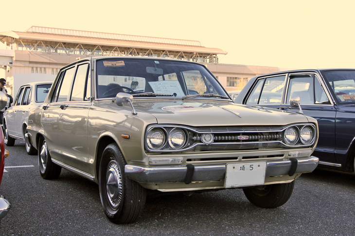 新車以来の「埼5」ナンバーを付けた1969年「日産スカイライン1500デラックス」。通称“ハコスカ”こと3代目スカイラインの基本となるモデル。旧プリンス設計の1.5リッターSOHCクロスフロー直4エンジンを搭載。