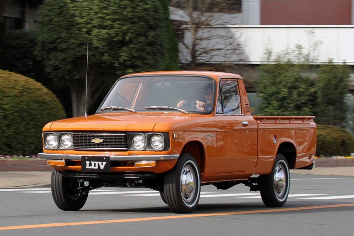 1973年「シボレーLUV（ラブ）」。1972年に登場した1t積みトラック「ファスター」を、提携していたGMにOEM供給し、北米でシボレーブランドで販売したモデル。車名のLUVとはLight Utility Vehicleの略。顔つきや一部のボディーパネルは、ファスター同様「フローリアン」と共通である。