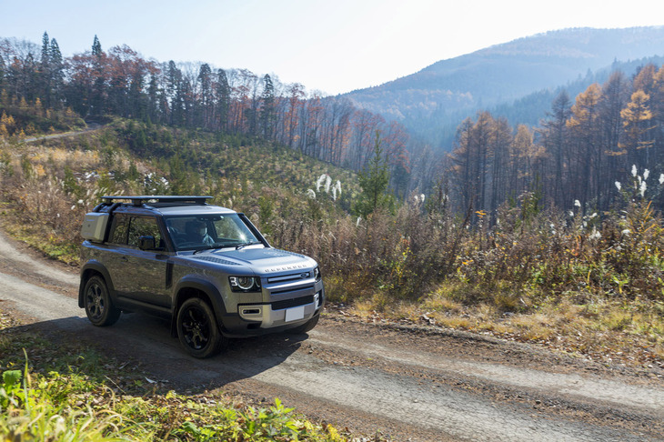 快晴に恵まれた「ディフェンダー＆ブレックファスト／オフロード エクスペリエンス」の開催当日。岩手・八幡平の山々を一望できる未舗装の山岳コースは、空気が澄んでおり爽快そのものだった。