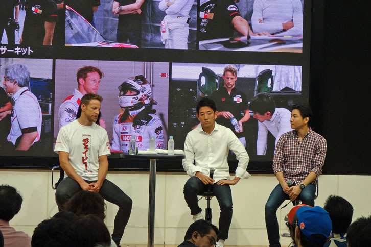 写真左からバトン選手、武藤英紀選手、中嶋大祐選手。ドライバー3人によるトークショーは盛況に終わった。