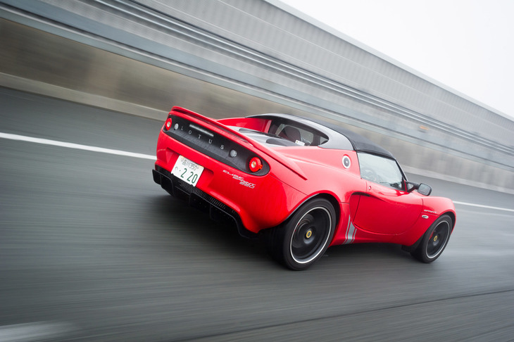 動力性能については、0-100km/h加速が4.5秒、最高速が233km/hとアナウンスされている。