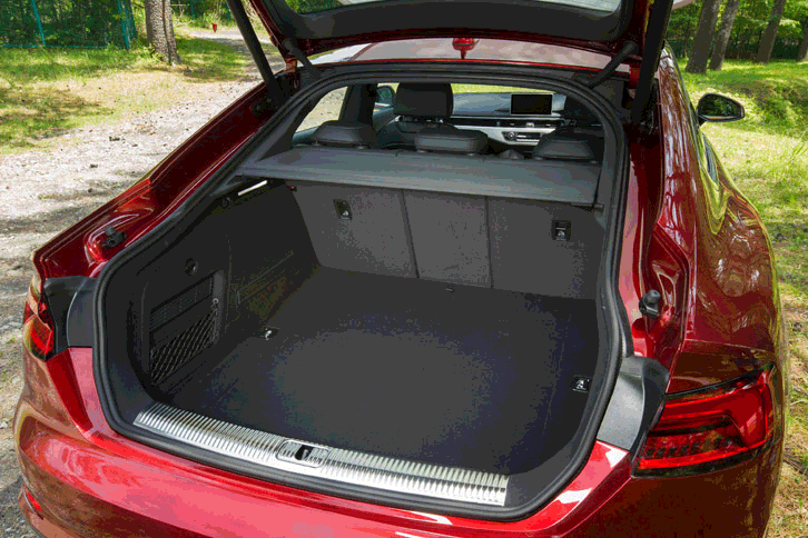 荷室の容量は480リッター。40：20：40の分割可倒機構を持つリアシートを倒すことで、容量を拡大できる。（写真をクリックすると、シートの倒れる様子が見られます）