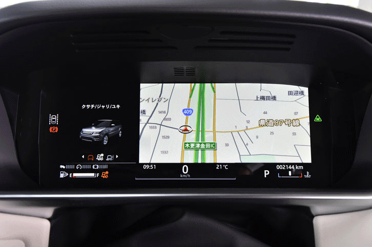 計器盤はフル液晶タイプ。写真のように、カーナビのマップを画面いっぱいに表示することもできる。（写真をクリックすると表示バリエーションが見られます）