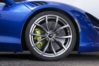 タイヤは専用開発の「ピレリPゼロ」。サイズはフロントが19インチでリアが20インチ。