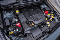 新型「クロストレック」のパワートレインは、2リッターの「e-BOXER」のみの設定。最高出力145PS、最大トルク188N・mの2リッター水平対向4気筒直噴エンジンに同13.6PS、同65N・mのモーターを組み合わせる。