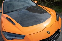 カーボン製のエンジンフードを採用。中央はメインのボディーカラーと同色に仕立てることもできる。