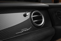 室内のパネル（助手席前方のエアコン吹き出し口周辺）にも「Speed」のロゴが添えられる。